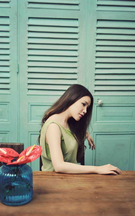 Hồ Quỳnh Hương tĩnh lặng bên cửa gỗ ảnh 6