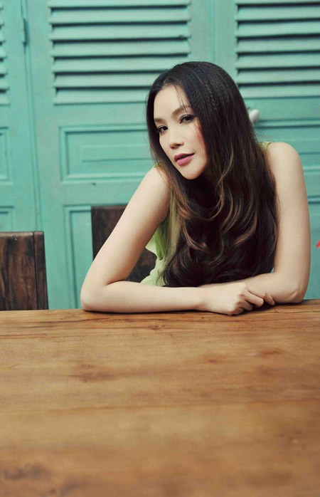 Hồ Quỳnh Hương tĩnh lặng bên cửa gỗ ảnh 8