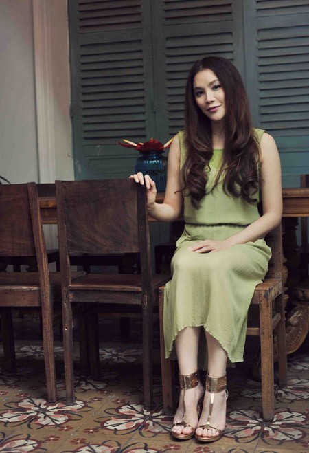 Hồ Quỳnh Hương tĩnh lặng bên cửa gỗ ảnh 10
