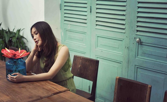 Hồ Quỳnh Hương tĩnh lặng bên cửa gỗ ảnh 4