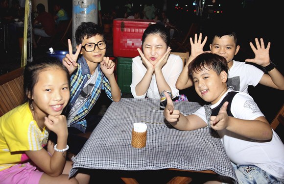 Hương Tràm tạo dáng xì-tin bên các thí sinh Giọng hát Việt nhí ảnh 10