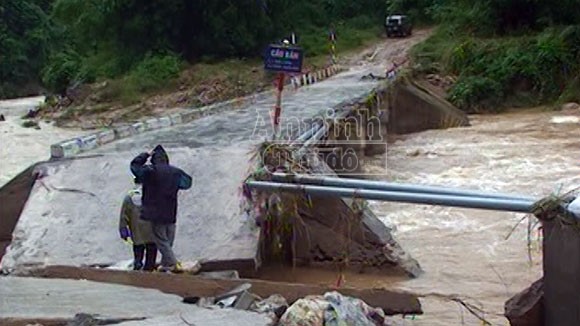 Mưa lớn, nhiều tuyến đường liên xã bị chia cắt ảnh 2