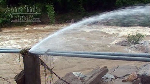 Mưa lớn, nhiều tuyến đường liên xã bị chia cắt ảnh 3