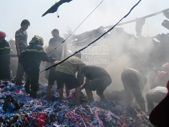 Bà hỏa thiêu rụi xưởng bông, vải gây thiệt hại 3 tỷ đồng ảnh 1