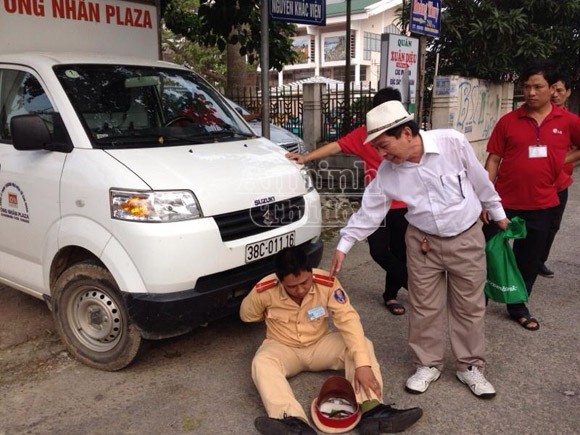 Chủ doanh nghiệp thách thức rồi lao thẳng xe ôtô vào CSGT ảnh 1