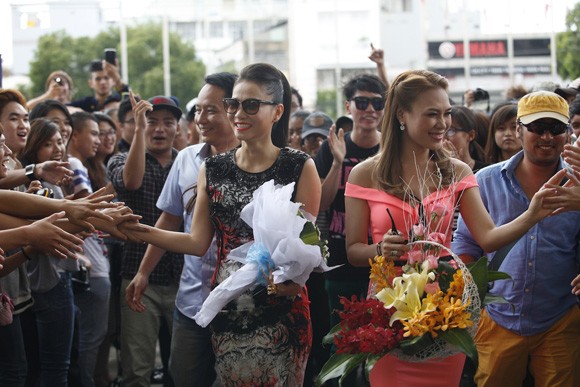 Thu Minh kéo áo Anh Quân, "bóp cổ" Mỹ Tâm ảnh 1