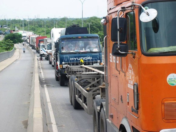Xe container bất ngờ tuột rơ-moóc khi đang lên cầu ảnh 2