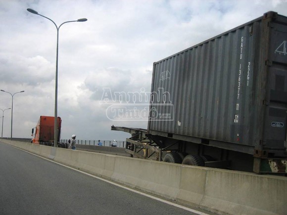 Xe container bất ngờ tuột rơ-moóc khi đang lên cầu ảnh 1