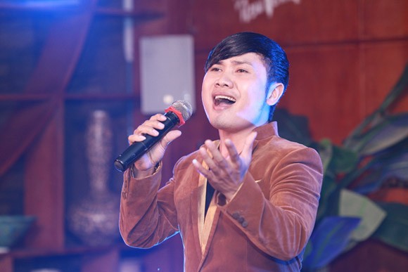 Ngọc Anh diện váy xẻ V táo bạo khoe vòng 1 hững hờ ảnh 6
