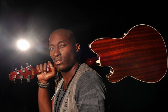 Quán quân The voice Mỹ bất ngờ xuất hiện trên sân khấu Giọng hát Việt ảnh 1