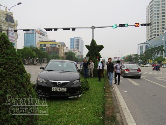Xế hộp “bại trận” trước trụ đèn tín hiệu giao thông ảnh 2
