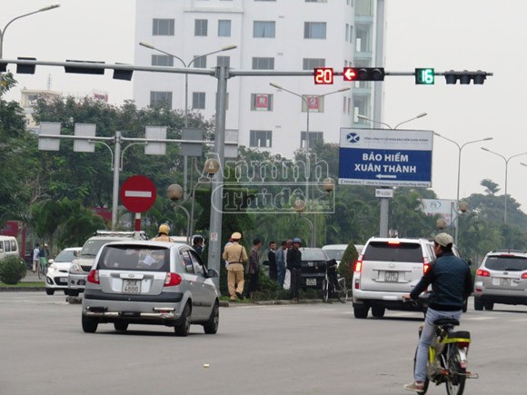 Xế hộp “bại trận” trước trụ đèn tín hiệu giao thông ảnh 1