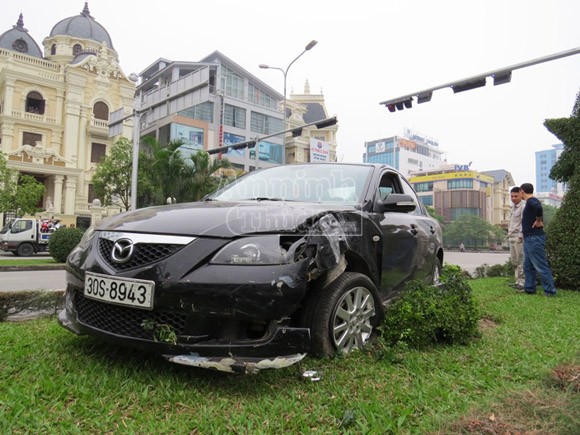 Xế hộp “bại trận” trước trụ đèn tín hiệu giao thông ảnh 3