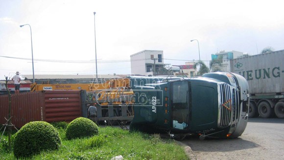 Đang ôm cua, container bỗng nhiên lật nhào giữa đường ảnh 1