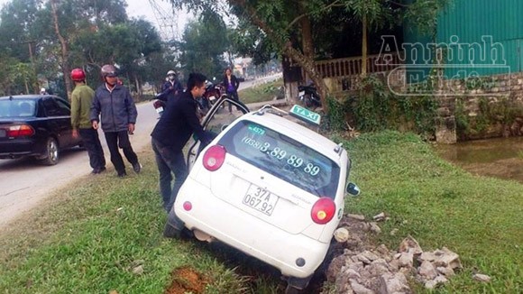 Tử vong sau cú va chạm mạnh với xe taxi ảnh 1