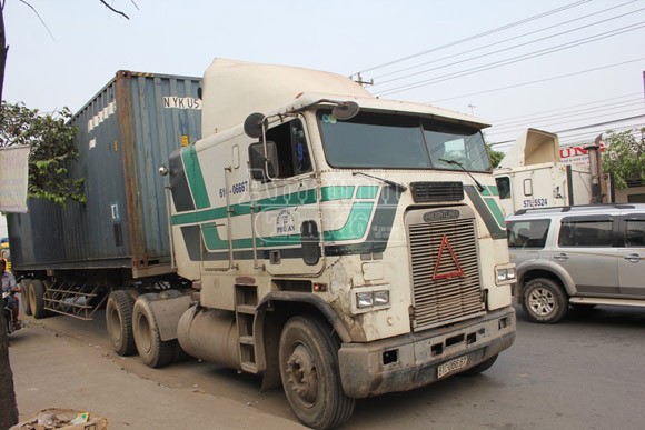 Nữ công nhân chết thảm dưới bánh xe container ảnh 1