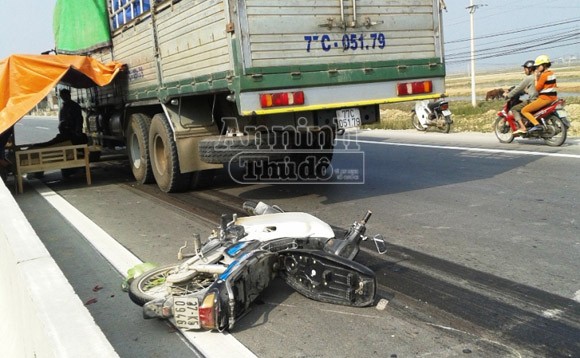 Bị xe tải kéo lê 10m, người đàn ông tử vong tại chỗ ảnh 1