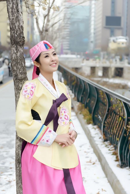 Hoa hậu Ngọc Hân hoá thân thành… công chúa Hàn Quốc ảnh 4