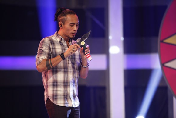 Khánh Đơn "bơi" trong bể rắn, Lương Bích Hữu "điệu đà" với vòng cổ bằng...ếch ảnh 5