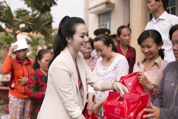 Khánh My tặng quà Tết cho người nghèo ảnh 2