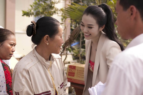 Khánh My tặng quà Tết cho người nghèo ảnh 5