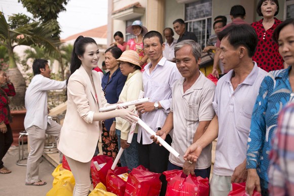 Khánh My tặng quà Tết cho người nghèo ảnh 6