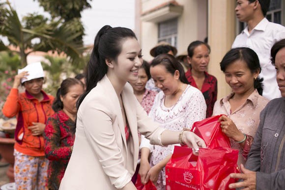 Khánh My tặng quà Tết cho người nghèo ảnh 10