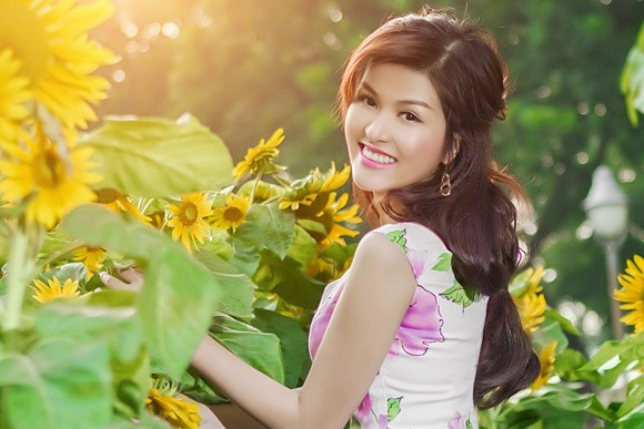 Oanh Yến rực rỡ dưới nắng xuân ảnh 3