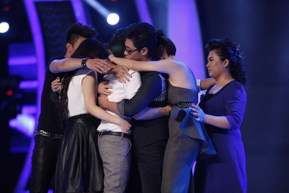 Đông Hùng bất ngờ lọt top nguy hiểm, Anh Quân chia tay Vietnam Idol ảnh 9