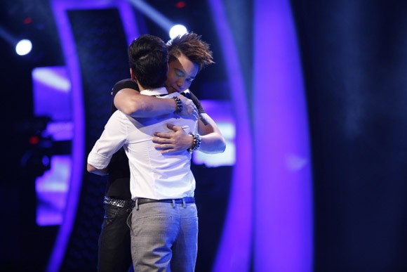 Đông Hùng bất ngờ lọt top nguy hiểm, Anh Quân chia tay Vietnam Idol ảnh 1