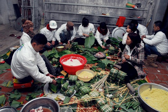 Trúc Diễm, Minh Béo gói bánh chưng, bánh tét tặng người nghèo ảnh 1