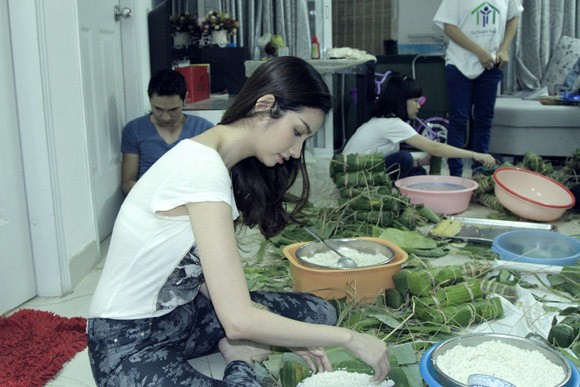 Trúc Diễm, Minh Béo gói bánh chưng, bánh tét tặng người nghèo ảnh 11