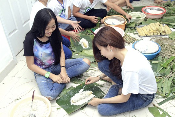 Trúc Diễm, Minh Béo gói bánh chưng, bánh tét tặng người nghèo ảnh 10