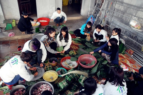 Trúc Diễm, Minh Béo gói bánh chưng, bánh tét tặng người nghèo ảnh 2