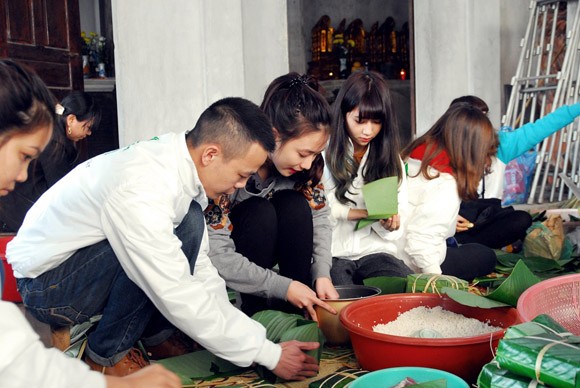 Trúc Diễm, Minh Béo gói bánh chưng, bánh tét tặng người nghèo ảnh 4
