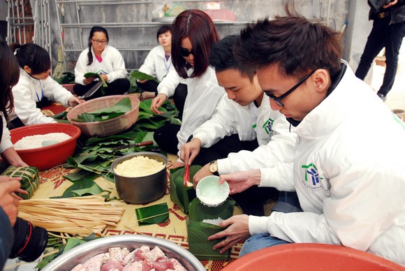 Trúc Diễm, Minh Béo gói bánh chưng, bánh tét tặng người nghèo ảnh 13