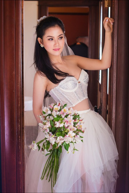 Hoa hậu Tristine Trâm Bùi mặc nội y khoe thân hình nóng bỏng ảnh 7