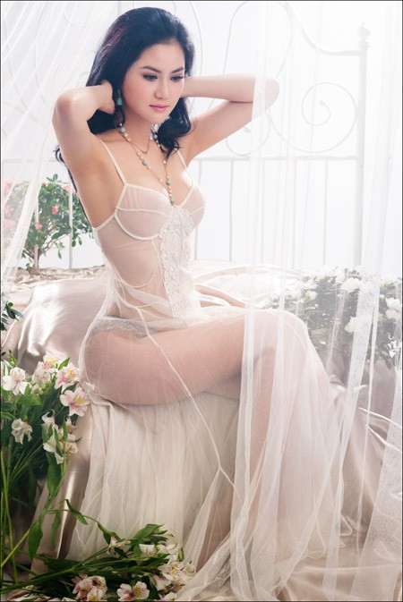 Hoa hậu Tristine Trâm Bùi mặc nội y khoe thân hình nóng bỏng ảnh 2
