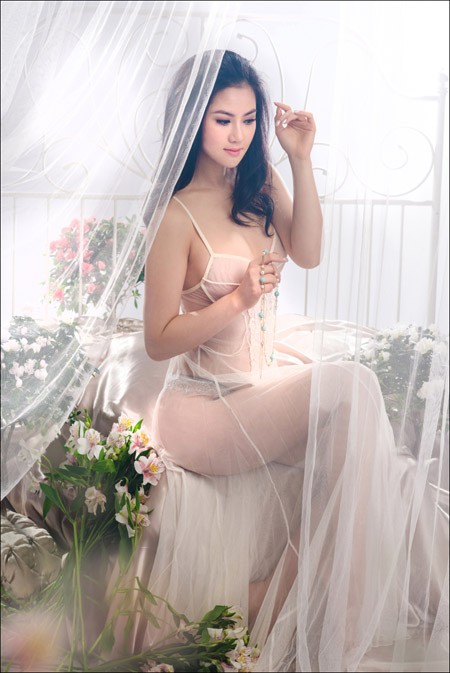 Hoa hậu Tristine Trâm Bùi mặc nội y khoe thân hình nóng bỏng ảnh 1