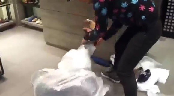 Choáng váng với trò bọc kín bạn gái trong túi nilon và "hành hạ" ảnh 1