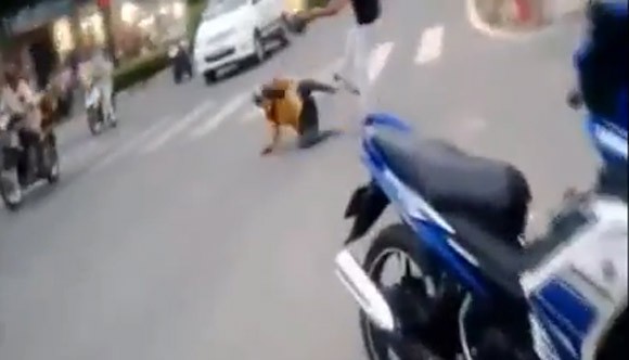 Phẫn nộ cảnh chồng đánh vợ ngất xỉu giữa đường ảnh 1