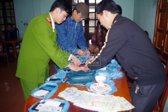 Bắt quả tang 20 con bạc đang sát phạt nhau bằng hình thức xóc đĩa ảnh 2