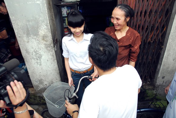 Túi gạo nghĩa tình ấm lòng xóm vạn chài trên sông ảnh 14