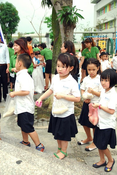 Túi gạo nghĩa tình ấm lòng xóm vạn chài trên sông ảnh 9