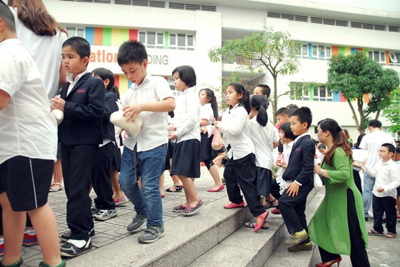 Túi gạo nghĩa tình ấm lòng xóm vạn chài trên sông ảnh 8