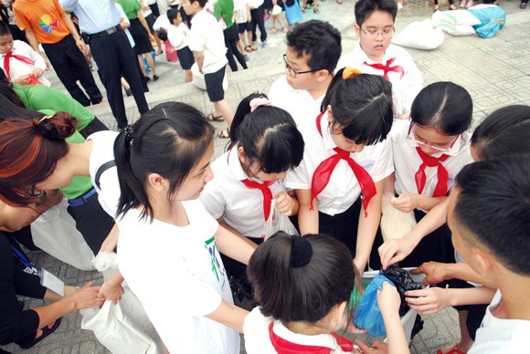 Túi gạo nghĩa tình ấm lòng xóm vạn chài trên sông ảnh 6