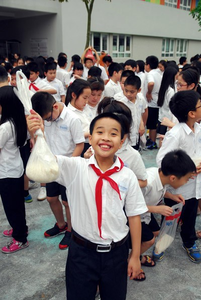 Túi gạo nghĩa tình ấm lòng xóm vạn chài trên sông ảnh 11