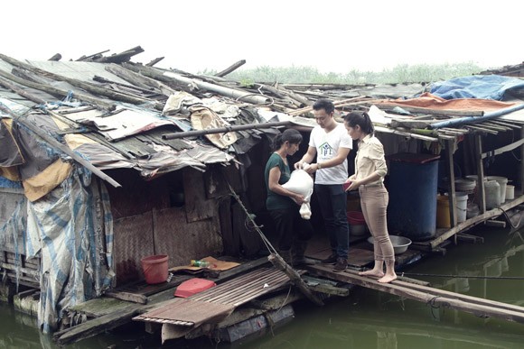 Túi gạo nghĩa tình ấm lòng xóm vạn chài trên sông ảnh 3