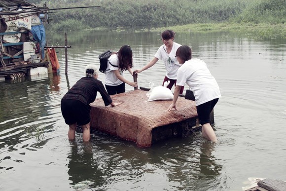 Túi gạo nghĩa tình ấm lòng xóm vạn chài trên sông ảnh 5