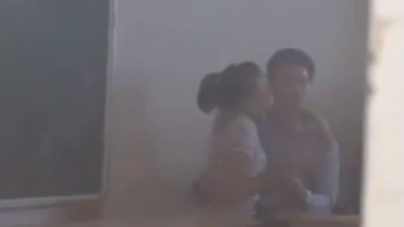 Choáng clip thầy giáo và nữ sinh hôn nhau say đắm trong lớp học ảnh 3